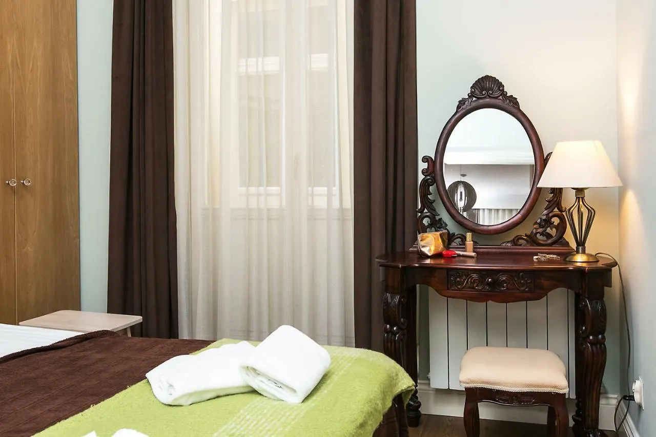 Old Town Brigue Apartment By Otium Krakov